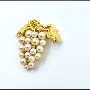 Vintage Faux Pearl Brooch Pin Grape cluster GP